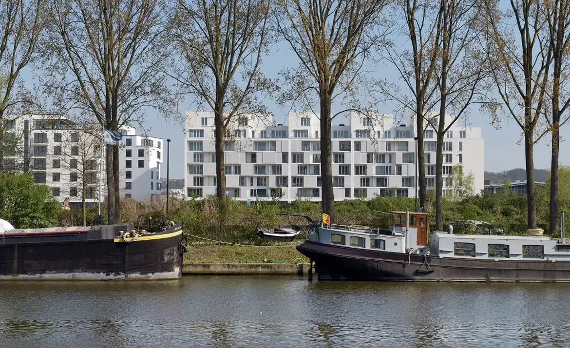 vente à la pièce d'appartement et de commerce à Dox